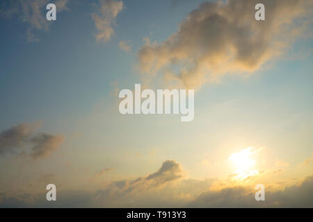 Bunte orange blau Himmel während sun set, Gold himmel sonne wolken am Abend aufhellen Stockfoto