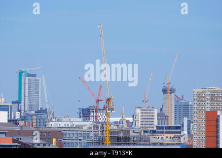Leeds City im Bau mit Kränen über die Skyline. Stockfoto