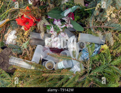 KOPALINOA, Polen; 13. MAI 2019: Kunststoffabfälle hinter in einem kleinen polnischen Friedhof gelassen werden. Stockfoto