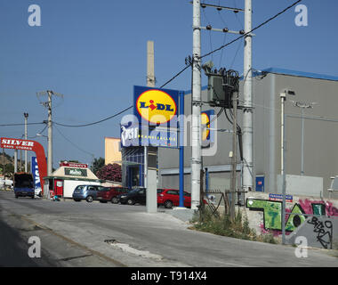 Athen ATTIKA Griechenland geparkten Autos außerhalb Lidl Supermarkt Stockfoto