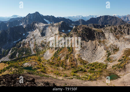 Panoramablick auf den Cascade Mountains im Herbst vom Gipfel des eisigen Berges in E.C. Manning Provincial Park, British Columbia, Kanada Stockfoto