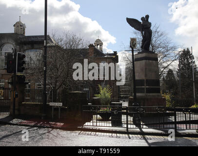 Bearsden Cross Glasgow Schottland römische Straße Grundschule und Kriegerdenkmal Stockfoto