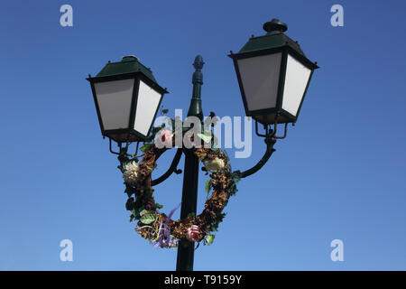 Vourkari Kea Insel Griechenland Blumen Kranz Aufhängen an Straßenlaternen Stockfoto