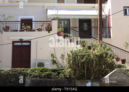 Vourkari Kea Insel Griechenland Häuser und Zeichen für Zeus Faber Dive Bar Stockfoto