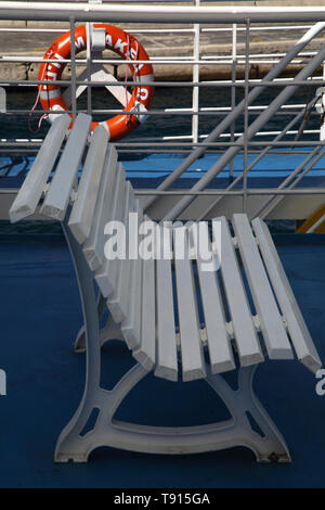 Kea Insel Griechenland Fähre Sitzbank auf dem oberen Deck Stockfoto