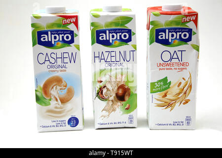 Vegan Alpro Cashew, Haselnuss und Hafer Laktosefreie Milch Alternative Stockfoto