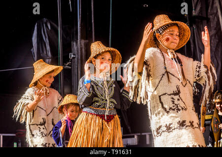 Die Semoya Tänzer aus dem Cheam First Nation an der Trommel führen Sie anruft, Festival, Kanada 150 + event, larwill Park, Vancouver, British Columbia, Stockfoto