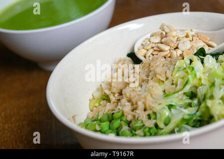 Lei Cha oder gemahlen Kaffee, einem traditionellen Südlichen Chinesischen Tee-trinken oder grue, Chinesischen Hakka food Stockfoto