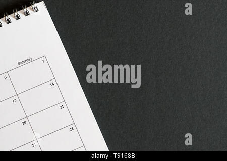 Kalender Seite auf schwarzem Hintergrund. Ansicht von oben. Termine oder Zeitplan Konzept. Mit Platz kopieren Stockfoto