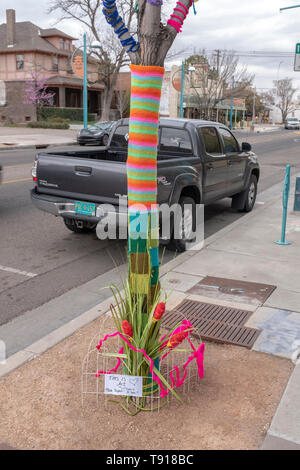 "Das ist Kunst" Bitte respektieren und behandeln es als solche (Baum mit Stricken & gestrickt, Blumen) Stockfoto