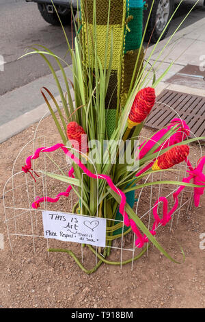 "Das ist Kunst" Bitte respektieren und behandeln es als solche (Baum mit Stricken & gestrickt, Blumen) Stockfoto