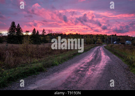 Rosa Himmel am Abend entlang der Landstraße, Desbarats, Ontario, Kanada Stockfoto