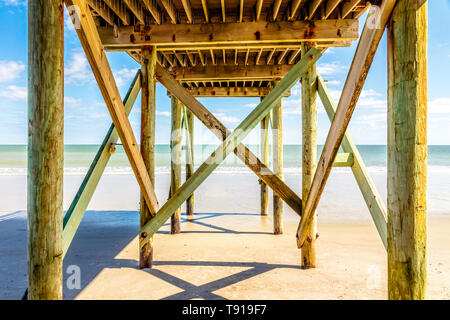 Sandstrand und Pier auf Edisto Island, South Carolina Stockfoto