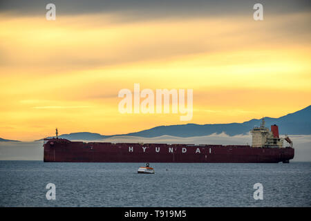 Tanker Schiff in der Straße von Juan de Fuca von Esquimalt Lagune, Victoria, BC, Kanada Stockfoto