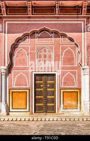 Blick auf die Türen der Stadt Jaipur Palace, Jaipur, Rajasthan, Indien. Stockfoto