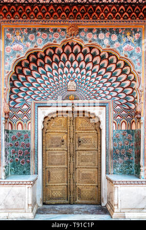 Blick auf die Rose Tor im City Palace Jaipur, Rajasthan, Indien Stockfoto