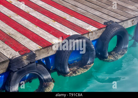 Dieses einzigartige Foto zeigt die Abfahrt Pier mit alten Autoreifen überwachsen mit Algen. Das Bild wurde auf dem Flughafen in Male genommen Stockfoto