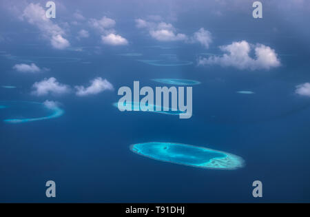 Dieses einzigartige Bild zeigt die Malediven von einer Ebene von oben fotografiert. Sehen Sie die Atolle im Meer. Stockfoto
