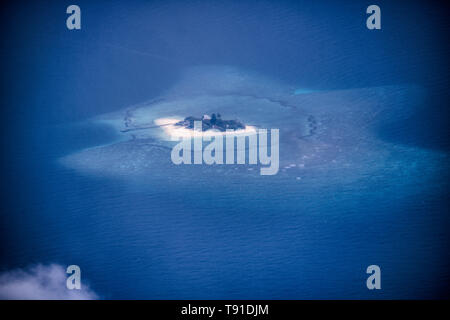 Dieses einzigartige Bild zeigt die Malediven von einer Ebene von oben fotografiert. Sehen Sie die Atolle im Meer. Stockfoto