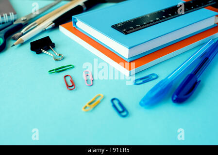 Schulbedarf auf blauem Hintergrund. Close Up. Stockfoto