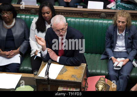 London, Großbritannien. 15 Mai, 2019. Britische Labour Party Leader Jeremy Corbyn (Vorne) nimmt an den Fragen des Ministerpräsidenten am Unterhaus in London, UK, 15. Mai 2019. Der britische Premierminister Theresa May bestätigte Mittwoch sie noch will Großbritannien in die Europäische Union (EU) verlassen, aber sie lehnte ein zweites Referendum oder der verbleibenden in die Zollunion der EU. Mai skizziert ihre Hoffnungen während Prime Minister's Fragen im Unterhaus. Credit: britische Parlament/Jessica Taylor/Xinhua/Alamy leben Nachrichten Stockfoto