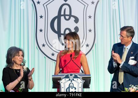 Us-First Lady Melania Trump erhält Beifall von der Congressional Club Präsident Pat Engel, Links, und Charles Capito, Jr. während des Kongresses Ehepartner Mittagessen an der Washington Hilton Hotel 14. Mai 2019 in Washington, D.C. Stockfoto