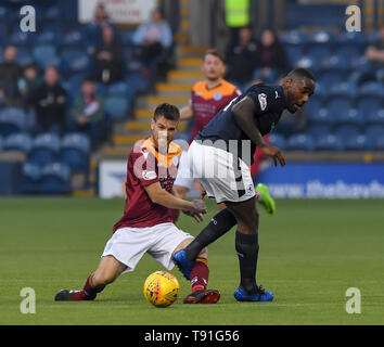 Krkcaldy, UK. 15 Mai, 2019. Nat Wedderburn (Raith Rovers) Rangeleien mit Kyle Jacobs (Königin des Südens) während der schottischen Meisterschaft Play off Finale hinspiel zwischen Raith Rovers und Königin des Südens an StarkÕs Park, wo Königin des Südens den Vorteil hat, die in der zweiten Etappe am Samstag mit einem Sieg. (C) Kredite: Dave Johnston/Alamy leben Nachrichten Stockfoto