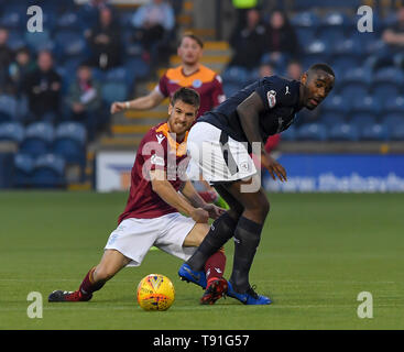 Krkcaldy, UK. 15 Mai, 2019. Nat Wedderburn (Raith Rovers) Rangeleien mit Kyle Jacobs (Königin des Südens) während der schottischen Meisterschaft Play off Finale hinspiel zwischen Raith Rovers und Königin des Südens an StarkÕs Park, wo Königin des Südens den Vorteil hat, die in der zweiten Etappe am Samstag mit einem Sieg. (C) Kredite: Dave Johnston/Alamy leben Nachrichten Stockfoto