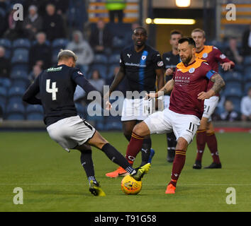 Krkcaldy, UK. 15 Mai, 2019. Iain Davidson (Raith Rovers) und Stephen Dobbie (Königin des Südens) während der schottischen Meisterschaft Play off Finale hinspiel zwischen Raith Rovers und Königin des Südens an StarkÕs Park, wo Königin des Südens den Vorteil hat, die in der zweiten Etappe am Samstag mit einem Sieg. (C) Kredite: Dave Johnston/Alamy leben Nachrichten Stockfoto