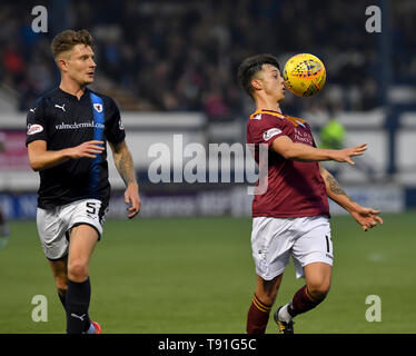 Krkcaldy, UK. 15 Mai, 2019. Euan Murray (Raith Rovers) und Connor Murray (Königin des Südens) während der schottischen Meisterschaft Play off Finale hinspiel zwischen Raith Rovers und Königin des Südens an StarkÕs Park, wo Königin des Südens den Vorteil hat, die in der zweiten Etappe am Samstag mit einem Sieg. (C) Kredite: Dave Johnston/Alamy leben Nachrichten Stockfoto