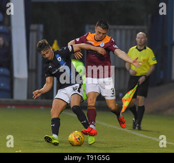 Krkcaldy, UK. 15 Mai, 2019. James Gullan (Raith Rovers) Rangeleien mit Jordanien Marshall (Königin des Südens) während der schottischen Meisterschaft Play off Finale hinspiel zwischen Raith Rovers und Königin des Südens an StarkÕs Park, wo Königin des Südens den Vorteil hat, die in der zweiten Etappe am Samstag mit einem Sieg. (C) Kredite: Dave Johnston/Alamy leben Nachrichten Stockfoto