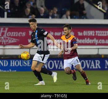 Krkcaldy, UK. 15 Mai, 2019. Jamie Barjonas (Raith Rovers) und Kyle Jacobs (Königin des Südens) während der schottischen Meisterschaft Play off Finale hinspiel zwischen Raith Rovers und Königin des Südens an StarkÕs Park, wo Königin des Südens den Vorteil hat, die in der zweiten Etappe am Samstag mit einem Sieg. (C) Kredite: Dave Johnston/Alamy leben Nachrichten Stockfoto