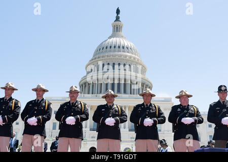 Washington DC, USA. 15 Mai, 2019. Polizei Spalier stehen vor dem US Capitol Gebäude während der 38. jährlichen nationalen Frieden Offiziere Trauerfeier im Beisein von US-Präsident Donald Trump, 15. Mai 2019 in Washington, DC. Credit: Planetpix/Alamy leben Nachrichten Stockfoto