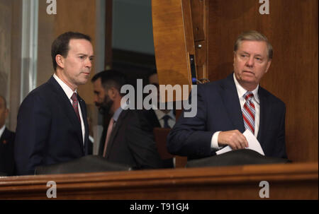 Washington DC, USA. 15 Mai, 2019. Us-amerikanischen Zoll- und Grenzschutzbehörden amtierender Kommissar John S. Sanders, Links, und Senat-rechtsausschusse Vorsitzender Lindsey Graham kommen für eine Pressekonferenz auf dem Capitol Hill, 15. Mai 2019 in Washington, D.C. Graham plant neue Rechtsvorschriften die anhaltenden Flüchtlingskrise an der südlichen Grenze zu bringen. Credit: Planetpix/Alamy leben Nachrichten Stockfoto