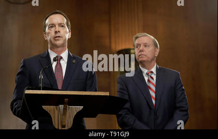 Washington DC, USA. 15 Mai, 2019. Us-amerikanischen Zoll- und Grenzschutzbehörden amtierender Kommissar John Sanders, Links, und Senat-rechtsausschusse Vorsitzender Lindsey Graham, rechts, während einer Pressekonferenz auf dem Capitol Hill, 15. Mai 2019 in Washington, D.C. Graham plant neue Rechtsvorschriften die anhaltenden Flüchtlingskrise an der südlichen Grenze zu bringen. Credit: Planetpix/Alamy leben Nachrichten Stockfoto