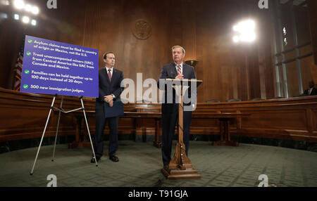 Washington DC, USA. 15 Mai, 2019. Senat-rechtsausschusse Vorsitzender Lindsey Graham, rechts, und die US-amerikanischen Zoll- und Grenzschutzbehörden amtierender Kommissar John Sanders, Links, während einer Pressekonferenz auf dem Capitol Hill, 15. Mai 2019 in Washington, D.C. Graham plant neue Rechtsvorschriften die anhaltenden Flüchtlingskrise an der südlichen Grenze zu bringen. Credit: Planetpix/Alamy leben Nachrichten Stockfoto
