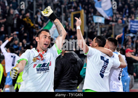 Rom, Italien. 15 Mai, 2019. Silvio Proto von SS Lazio feiert den Sieg bei den italienischen Pokal Finale zwischen Atalanta und Latium im Stadio Olimpico, Rom, Italien Am 15. Mai 2019. Foto von Giuseppe Maffia. Credit: UK Sport Pics Ltd/Alamy leben Nachrichten Stockfoto