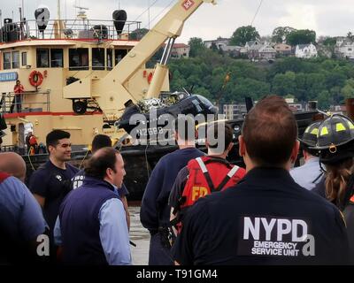 New York, USA. 15 Mai, 2019. Retter arbeiten am Standort, an dem ein Hubschrauber in den Hudson Fluß stürzte, in New York, USA, am 15. Mai 2019. Ein Hubschrauber den Landeplatz und stuerzte in den Hudson River in New York City am Mittwoch Nachmittag, verletzen einer Person an Bord. Credit: Li Muzi/Xinhua/Alamy leben Nachrichten Stockfoto