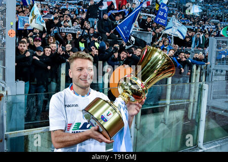 Rom, Italien. 15 Mai, 2019. Ciro unbeweglich der SS Lazio wirft mit der Trophäe am Ende der italienischen Cup Finale zwischen Atalanta und Latium im Stadio Olimpico, Rom, Italien Am 15. Mai 2019. Foto von Giuseppe Maffia. Credit: UK Sport Pics Ltd/Alamy leben Nachrichten Stockfoto