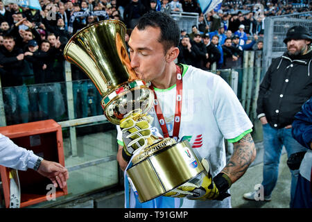 Rom, Italien. 15 Mai, 2019. Silvio Proto von SS Lazio küsse die Trophäe am Ende der italienischen Cup Finale zwischen Atalanta und Latium im Stadio Olimpico, Rom, Italien Am 15. Mai 2019. Foto von Giuseppe Maffia. Credit: UK Sport Pics Ltd/Alamy leben Nachrichten Stockfoto