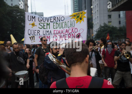 Sao Paulo, Brasilien. 15 Mai, 2019. SP - Sao Paulo - 05/15/2019 - Generalstreik für Bildung - Schüler, Studenten und Arbeiter sind auf einen nationalen Streik gegen die Sperrung der Mittel durch das Ministerium für Bildung, für Bildungseinrichtungen, der Streik betrifft 21 Mitgliedstaaten und dem Federal District in Sao Paulo die Handlung konzentriert sich auf die USP und der Freien vo des MASP Arbeitnehmer von Bildungseinrichtungen und Studenten tragen Banner und Shout Slogans gegen Präsident Jair Bolsonaro. Foto: Hrodrick Oliveira/AGIF AGIF/Alamy Credit: Live-Nachrichten Stockfoto