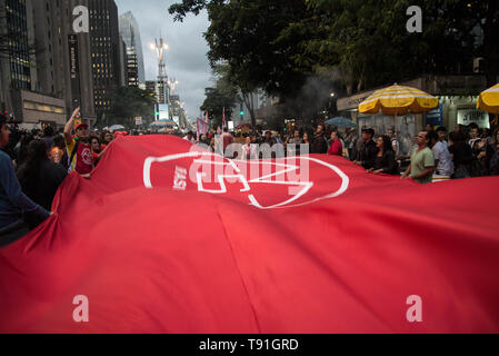 Sao Paulo, Brasilien. 15 Mai, 2019. SP - Sao Paulo - 05/15/2019 - Generalstreik für Bildung - Schüler, Studenten und Arbeiter sind auf einen nationalen Streik gegen die Sperrung der Mittel durch das Ministerium für Bildung, für Bildungseinrichtungen, der Streik betrifft 21 Mitgliedstaaten und dem Federal District in Sao Paulo die Handlung konzentriert sich auf die USP und der Freien vo des MASP Arbeitnehmer von Bildungseinrichtungen und Studenten tragen Banner und Shout Slogans gegen Präsident Jair Bolsonaro. Foto: Hrodrick Oliveira/AGIF AGIF/Alamy Credit: Live-Nachrichten Stockfoto