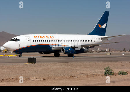 Santiago, Chile. 19 Mär, 2019. Eine alte Mineral Airways Boeing 737-200gesehen werden am Flughafen Santiago geschleppt. Credit: Fabrizio Gandolfo/SOPA Images/ZUMA Draht/Alamy leben Nachrichten Stockfoto