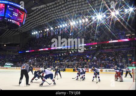 Kosice. 15 Mai, 2019. Spieler beider Seiten Gesicht weg während der 2019 IIHF Eishockey WM Slowakei Gruppe ein Spiel zwischen den Vereinigten Staaten und Großbritannien bei Steel Arena am 15. Mai 2019 in Kosice, Slowakei. Die Vereinigten Staaten gewann 6-3. Credit: Lukasz Laskowski/Xinhua/Alamy leben Nachrichten Stockfoto