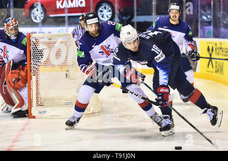 Kosice. 15 Mai, 2019. Evan Mosey (2 L) von Großbritannien packt Chris Kreider (R) von den Vereinigten Staaten während der 2019 IIHF Eishockey WM Slowakei Gruppe ein Spiel bei Steel Arena am 15. Mai 2019 in Kosice, Slowakei. Die Vereinigten Staaten gewann 6-3. Credit: Lukasz Laskowski/Xinhua/Alamy leben Nachrichten Stockfoto