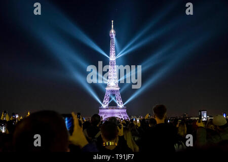 (190516) - Peking, 16. Mai 2019 (Xinhua) - ein Licht erscheinen wird auf den Eiffelturm durchgeführt, dessen 130. Jahrestag in Paris, Frankreich, 15. Mai 2019 zu feiern. Xinhua/Alexandre Karmen Stockfoto