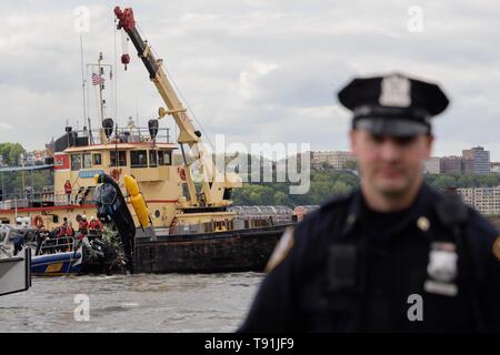 Peking, USA. 15 Mai, 2019. Retter arbeiten am Standort, an dem ein Hubschrauber in den Hudson River in New York abgestürzt, die Vereinigten Staaten, am 15. Mai 2019. Credit: Li Muzi/Xinhua/Alamy leben Nachrichten Stockfoto
