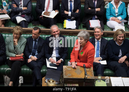 Peking, China. 16. Mai, 2019. Der britische Premierminister Theresa May (Vorne) nimmt an den Fragen des Ministerpräsidenten am Unterhaus in London, Großbritannien, 15. Mai 2019. Quelle: Xinhua/Alamy leben Nachrichten Stockfoto
