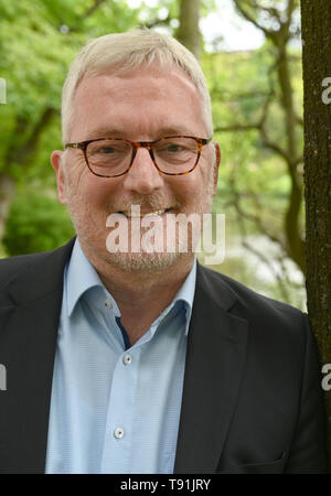 Bremen, Deutschland. 15 Mai, 2019. Manfred Meyer, Vorstand und Pastor der Diakonie Bremen. Wahlen Bürgerinnen und Bürger sind am 26. Mai in der kleinsten deutschen Staat gehalten. Viele Menschen in Bremen und im nördlichen Teil von Bremerhaven benötigen, zu helfen. Arbeitslosenquote des Staates von fast zehn Prozent ist der höchste in Deutschland. Mit mehr als 680.000 Einwohnern, ein gutes 100.000 zeichnen nach Hartz IV. "Leider ist die Armut Hier werden verankert", sagt Manfred Meyer. (Dpa' Armes reiches Bremen - ein Land voller Widersprüche Stimmen') Credit: Carmen Jaspersen/dpa/Alamy leben Nachrichten Stockfoto