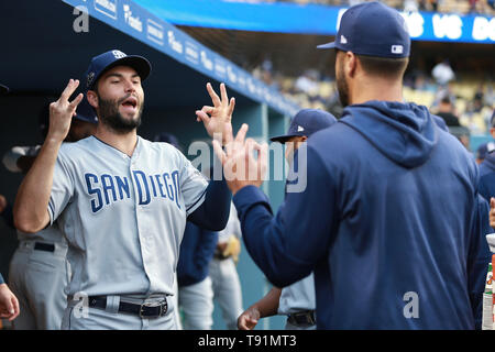 Los Angeles, CA, USA. 15 Mai, 2019. Padre Spieler durch pre-Spiel handshakes im dugout vor dem Spiel zwischen den San Diego Padres und die Los Angeles Dodgers at Dodger Stadium Los Angeles, CA. (Foto von Peter Joneleit) Credit: Csm/Alamy leben Nachrichten Stockfoto